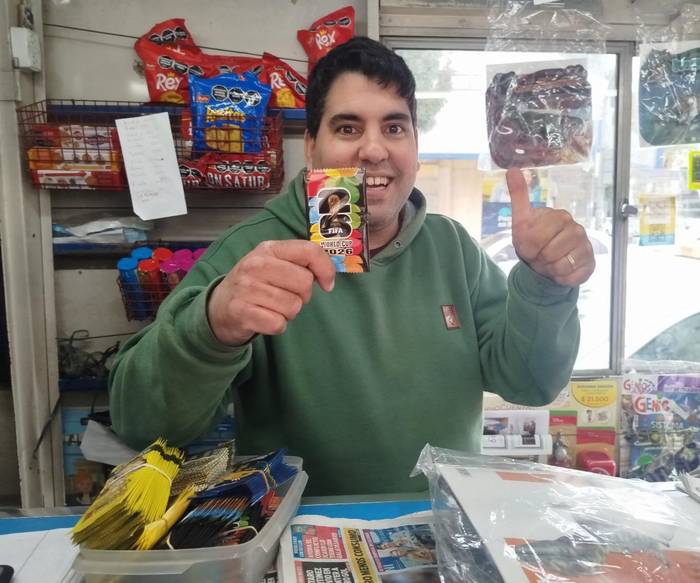Cliente Eagle Store abriendo sobres Panini en Buenos Aires