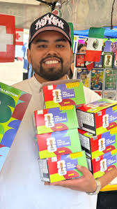 Cliente Eagle Store mostrando su álbum Panini en Córdoba