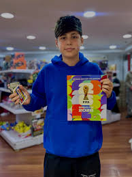 Cliente Eagle Store con sobres Panini en Mendoza