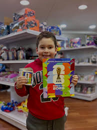 Cliente Eagle Store con álbum dorado Panini en La Plata