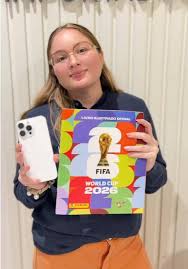 Cliente Eagle Store con álbum Panini en Pilar
