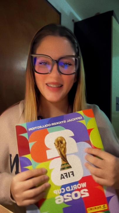 Cliente Eagle Store con álbum Panini en Avellaneda