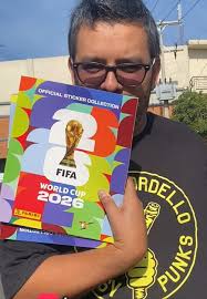 Cliente Eagle Store con álbum Panini en Paraná