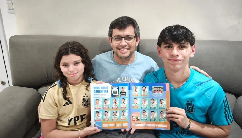 Familia cliente Eagle Store con álbum Panini en Salta