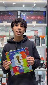 Cliente Eagle Store con álbum Panini en Neuquén