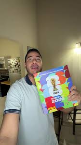 Cliente Eagle Store con álbum Panini en San Juan